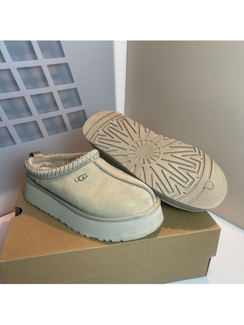 UGG Tazz Platform in Sand color. Scandi-Chic Neutral Slip-On / Mule Gen-Z Sz 8